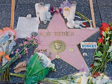 Un memorial improvisado con flores, velas y una carta fue colocado sobre la estrella de Rob Reiner en el Paseo de la Fama de Hollywood, días después de que el director estadounidense y su esposa fueran hallados muertos en su casa de Brentwood, California. AFP