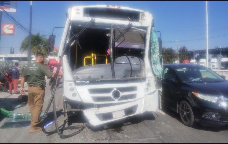 Personal que realiza recorridos carreteros presta apoyo a las 37 víctimas del siniestro. ESPECIAL / UEPCBJ