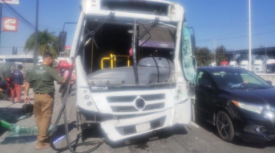 Personal que realiza recorridos carreteros presta apoyo a las 37 víctimas del siniestro. ESPECIAL / UEPCBJ