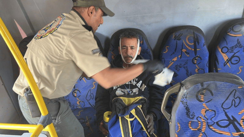 &nbsp;Víctima del accidente recibe atención médica. ESPECIAL / UEPCBJ