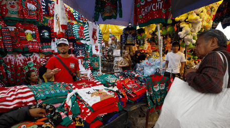 Las fiestas de diciembre representan una época importante para miles de comerciantes y trabajadores informales en México, ya que durante este periodo logran obtener una porción de sus ingresos anuales. EFE / S. Gutiérrez