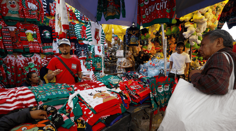 Las fiestas de diciembre representan una época importante para miles de comerciantes y trabajadores informales en México, ya que durante este periodo logran obtener una porción de sus ingresos anuales. EFE / S. Gutiérrez
