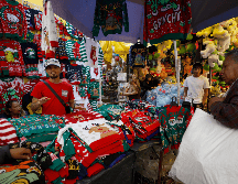 Las fiestas de diciembre representan una época importante para miles de comerciantes y trabajadores informales en México, ya que durante este periodo logran obtener una porción de sus ingresos anuales. EFE / S. Gutiérrez