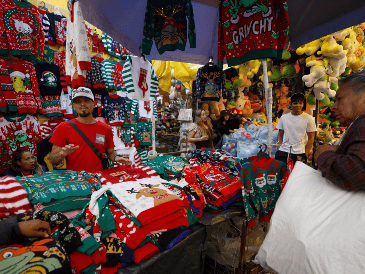 Las fiestas de diciembre representan una época importante para miles de comerciantes y trabajadores informales en México, ya que durante este periodo logran obtener una porción de sus ingresos anuales. EFE / S. Gutiérrez