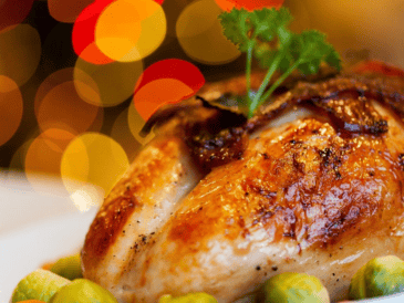 Para que el pavo sea el protagonista de la cena, es clave evitar prácticas que afectan su jugosidad y textura durante la preparación. CANVA