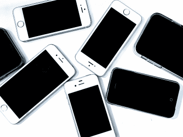 No necesitas gastar tanto para tener un buen teléfono. CANVA