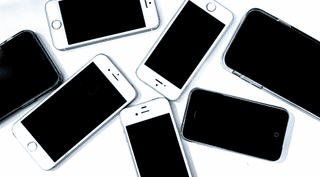 No necesitas gastar tanto para tener un buen teléfono. CANVA