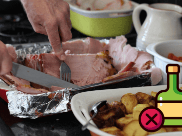 Cada año, las autoridades capitalinas preparan una cena especial para quienes cumplen ahí su sanción, como parte del servicio alimentario del centro. CANVA