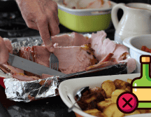 Cada año, las autoridades capitalinas preparan una cena especial para quienes cumplen ahí su sanción, como parte del servicio alimentario del centro. CANVA