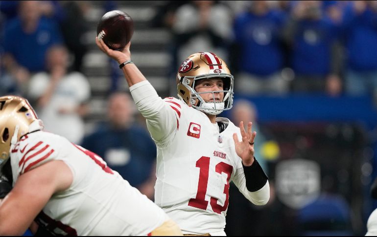 Brock Purdy (#13) lanzó cinco pases de anotación, el mejor registro en lo que va de su carrera. AP/C. Kaster