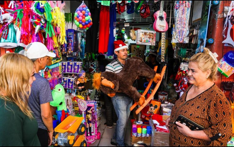 Tapatíos también aprovecharon su visita al Mercado Corona para comprar los productos para la cena de Navidad. EL INFORMADOR / A. Navarro