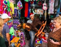 Tapatíos también aprovecharon su visita al Mercado Corona para comprar los productos para la cena de Navidad. EL INFORMADOR / A. Navarro