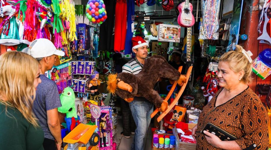 Tapatíos también aprovecharon su visita al Mercado Corona para comprar los productos para la cena de Navidad. EL INFORMADOR / A. Navarro