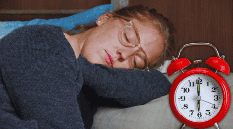 La siesta debe entenderse como un complemento ocasional y no como una solución permanente al cansancio crónico. ESPECIAL / CANVA