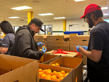 Con la Navidad a la vuelta de la esquina, surgen iniciativas que intentan cerrar la brecha mediante campañas como Season of Giving de la cadena de supermercados Grocery Outlet, liderada por Lourdes García y Paul de la O. EFE/ M. Viqueira