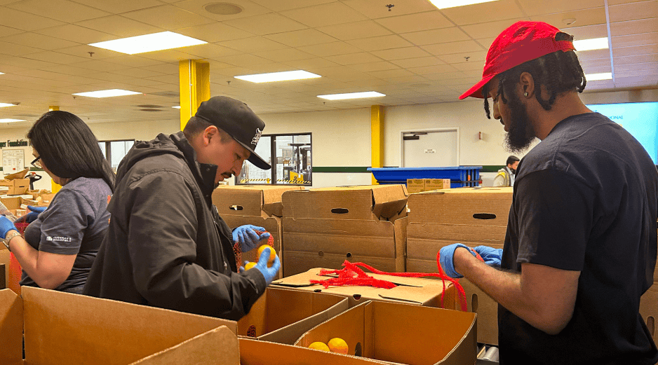 Con la Navidad a la vuelta de la esquina, surgen iniciativas que intentan cerrar la brecha mediante campañas como Season of Giving de la cadena de supermercados Grocery Outlet, liderada por Lourdes García y Paul de la O. EFE/ M. Viqueira