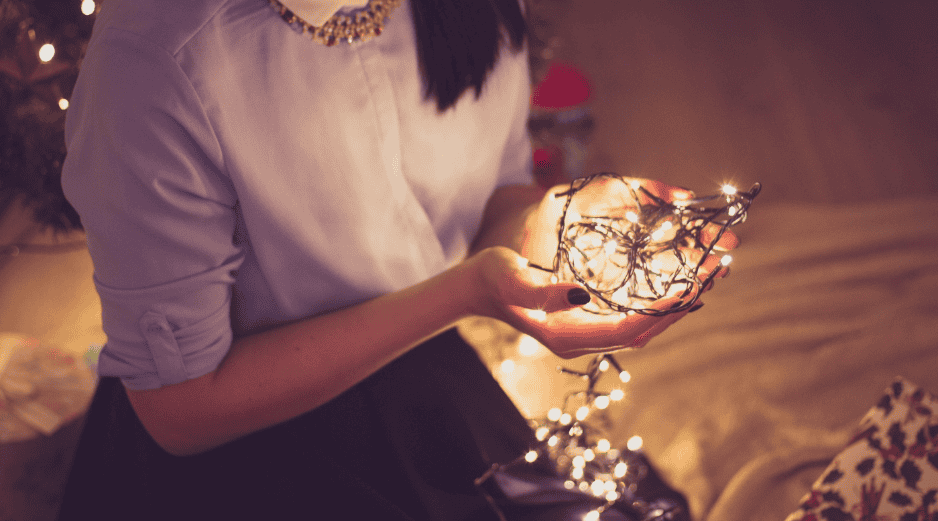 Pasar la Nochebuena solo puede convertirse en una experiencia significativa íntima y reparadora. CANVA