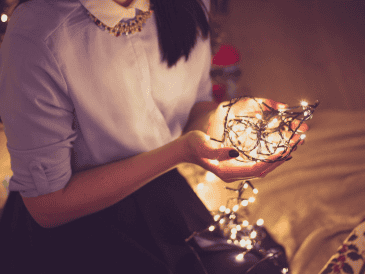 Pasar la Nochebuena solo puede convertirse en una experiencia significativa íntima y reparadora. CANVA