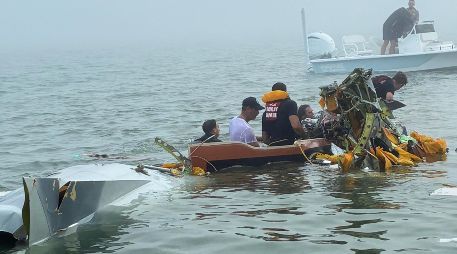 La Secretaría de Marina, a través de la Armada de México, confirmó el fallecimiento de seis de las ocho personas que viajaban el lunes en la aeronave de la Armada mexicana. AP