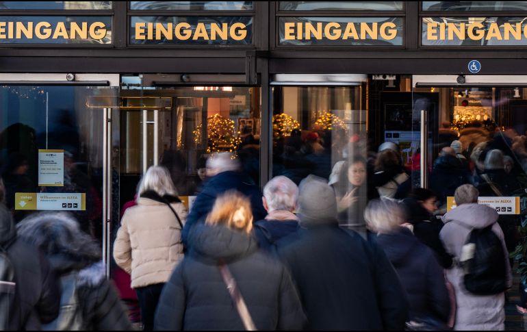Multitudes se dirigen a un centro comercial para realizar las últimas compras navideñas en la Alexanderplatz de Berlín. AFP / J. Macdougall