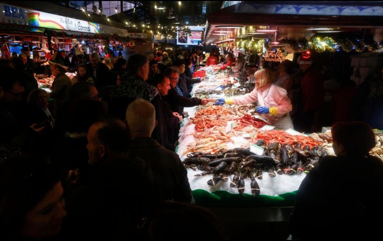 Fotografía del mercado de la Boquería de Barcelona, donde la gente realiza las compras de última hora para la cena. EFE / Q. García