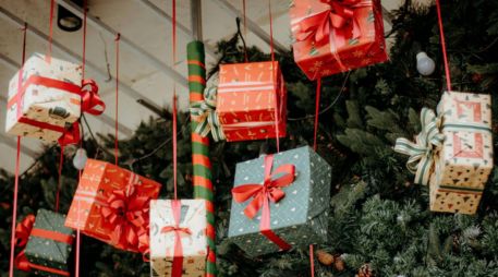 Regalar en Navidad es una práctica extendida en distintas culturas, asociada al espíritu de unión de la temporada. CANVA