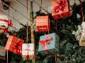 Regalar en Navidad es una práctica extendida en distintas culturas, asociada al espíritu de unión de la temporada. CANVA