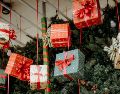 Regalar en Navidad es una práctica extendida en distintas culturas, asociada al espíritu de unión de la temporada. CANVA
