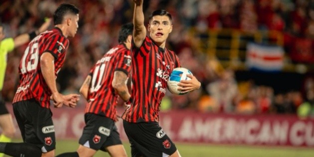 Ronaldo Cisneros brilla lejos de Chivas tras renacer en Costa Rica