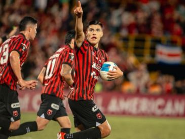 Cisneros se consolidó como una pieza clave del equipo, siendo parte fundamental en la conquista de la Copa Centroamericana de Concacaf 2025. INSTAGRAM/ @ronaldocm97.