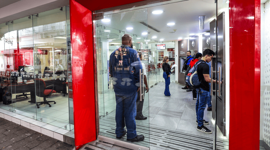 La mayoría de los bancos no abre en Navidad, por lo que se recomienda planear con anticipación los movimientos financieros. EL INFORMADOR/ARCHIVO