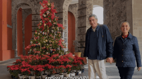 Acompañada por su esposo Jesús María Tarriba, la Mandataria federal señaló que lo más importante no es lo material, sino los valores, el amor por los demás. el amor por la familia y el amor a México. ESPECIAL