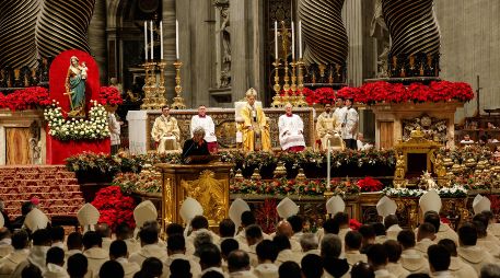 El papa León XIV volvió a celebrar la misa de Navidad en la basílica de San Pedro, algo que no ocurría desde 1994. EFE/G. Lami