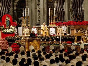 El papa León XIV volvió a celebrar la misa de Navidad en la basílica de San Pedro, algo que no ocurría desde 1994. EFE/G. Lami