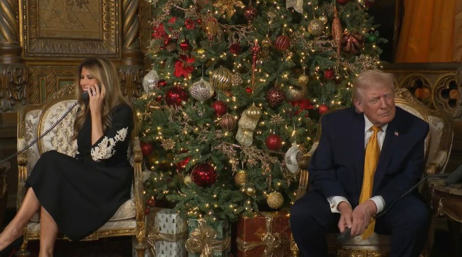 Trump y Melania participaron en la tradición de hablar con los niños que llaman al Comando de Defensa Aeroespacial, que de manera lúdica rastrea el trineo de Santa Claus alrededor del mundo. EFE/La Casa Blanca