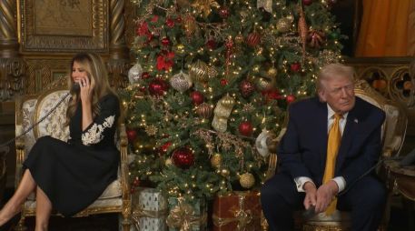 Trump y Melania participaron en la tradición de hablar con los niños que llaman al Comando de Defensa Aeroespacial, que de manera lúdica rastrea el trineo de Santa Claus alrededor del mundo. EFE/La Casa Blanca