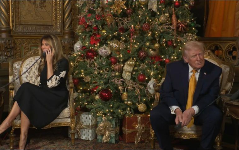 Trump y Melania participaron en la tradición de hablar con los niños que llaman al Comando de Defensa Aeroespacial, que de manera lúdica rastrea el trineo de Santa Claus alrededor del mundo. EFE/La Casa Blanca