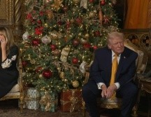 Trump y Melania participaron en la tradición de hablar con los niños que llaman al Comando de Defensa Aeroespacial, que de manera lúdica rastrea el trineo de Santa Claus alrededor del mundo. EFE/La Casa Blanca