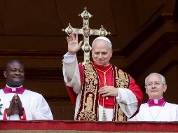El papa León XIV dio la tradicional bendición 'Urbi et Orbi' ante miles de fieles que acudieron a pesar de la intensa lluvia. EFE/F. Frustaci