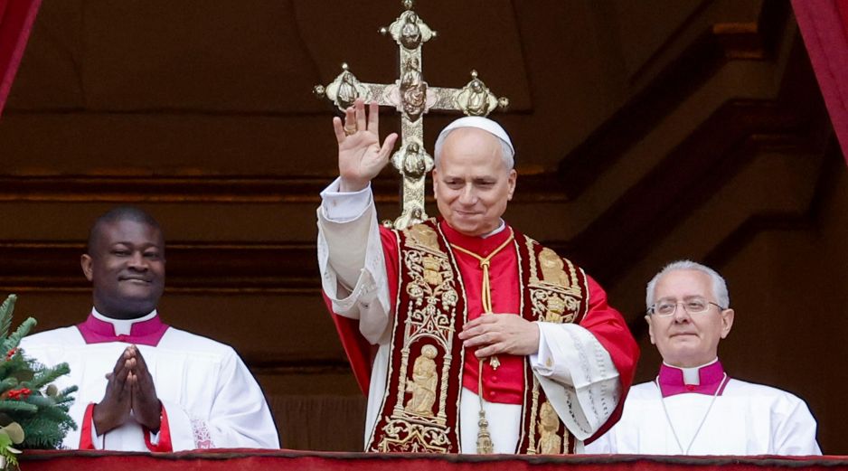 El papa León XIV dio la tradicional bendición 'Urbi et Orbi' ante miles de fieles que acudieron a pesar de la intensa lluvia. EFE/F. Frustaci