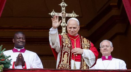 El papa León XIV dio la tradicional bendición 'Urbi et Orbi' ante miles de fieles que acudieron a pesar de la intensa lluvia. EFE/F. Frustaci