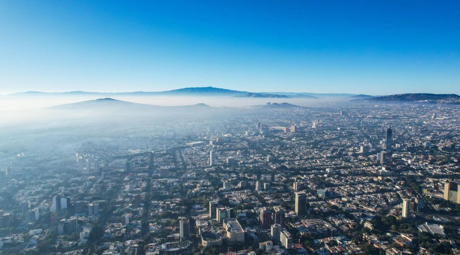 Las partículas contaminantes fueron originadas por la combustión de gasolina o diésel en automotores, pero también por la quema de fogatas, pirotecnia o polvo. EL INFORMADOR / ARCHIVO