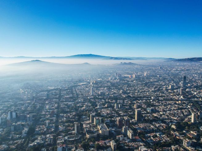 Las partículas contaminantes fueron originadas por la combustión de gasolina o diésel en automotores, pero también por la quema de fogatas, pirotecnia o polvo. EL INFORMADOR / ARCHIVO