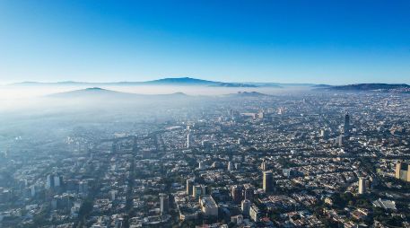 Las partículas contaminantes fueron originadas por la combustión de gasolina o diésel en automotores, pero también por la quema de fogatas, pirotecnia o polvo. EL INFORMADOR / ARCHIVO