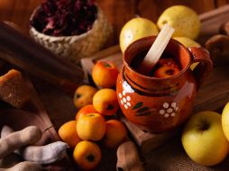 El ponche es una infusión versátil que se prepara con diferentes ingredientes de acuerdo con el gusto familiar, lo que lo vuelve un favorito en las posadas y las celebraciones de fin de año.. ESPECIAL / CANVA