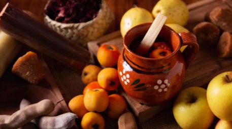 El ponche es una infusión versátil que se prepara con diferentes ingredientes de acuerdo con el gusto familiar, lo que lo vuelve un favorito en las posadas y las celebraciones de fin de año.. ESPECIAL / CANVA