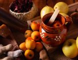 El ponche es una infusión versátil que se prepara con diferentes ingredientes de acuerdo con el gusto familiar, lo que lo vuelve un favorito en las posadas y las celebraciones de fin de año.. ESPECIAL / CANVA