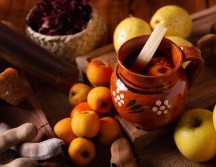 El ponche es una infusión versátil que se prepara con diferentes ingredientes de acuerdo con el gusto familiar, lo que lo vuelve un favorito en las posadas y las celebraciones de fin de año.. ESPECIAL / CANVA