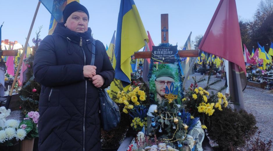 Muchas familias de Leópolis acudieron al cementerio militar, donde se interpretó un 