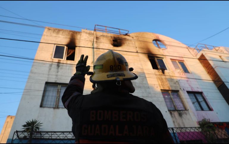 Al menos 15 personas fueron evacuadas por el incidente registrado en una torre de departamentos al interior de Guadalajara. ESPECIAL